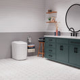 Cargue la imagen en el visor de la Galería, Cinderella Premium inodoro de incineración en un cuarto de baño luminoso de aspecto agradable.