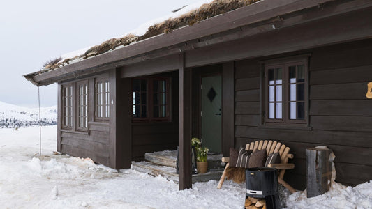 Gemütliche Hütte in Winterlandschaft.