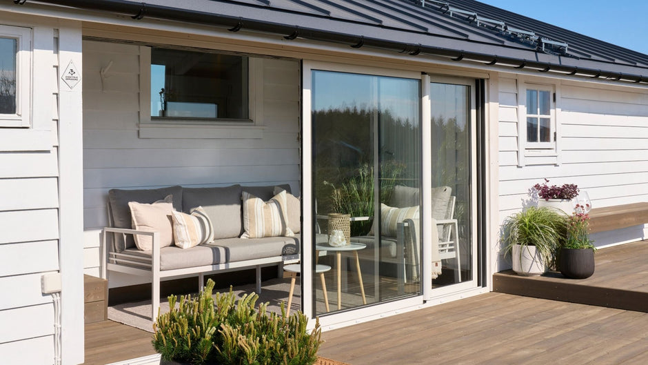 Moderne Terrasse mit Gartenmöbeln und Glasschiebetür