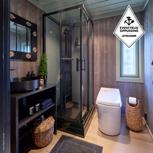 Cuarto de baño moderno con ducha, inodoroComfort  Cinderella Comfort y paredes de madera.