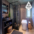 Charger l'image dans la galerie, Salle de bain moderne avec douche, toilettesComfort  Cinderella Comfort et murs en bois.
