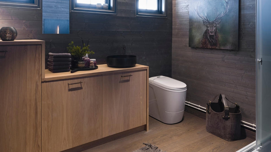 Salle de bains avec meuble en bois, toilettes Cinderella et peinture de cerf sur le mur